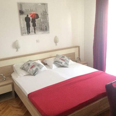 Apartmani Adriatic Ana Novalja Eksteriør bilde