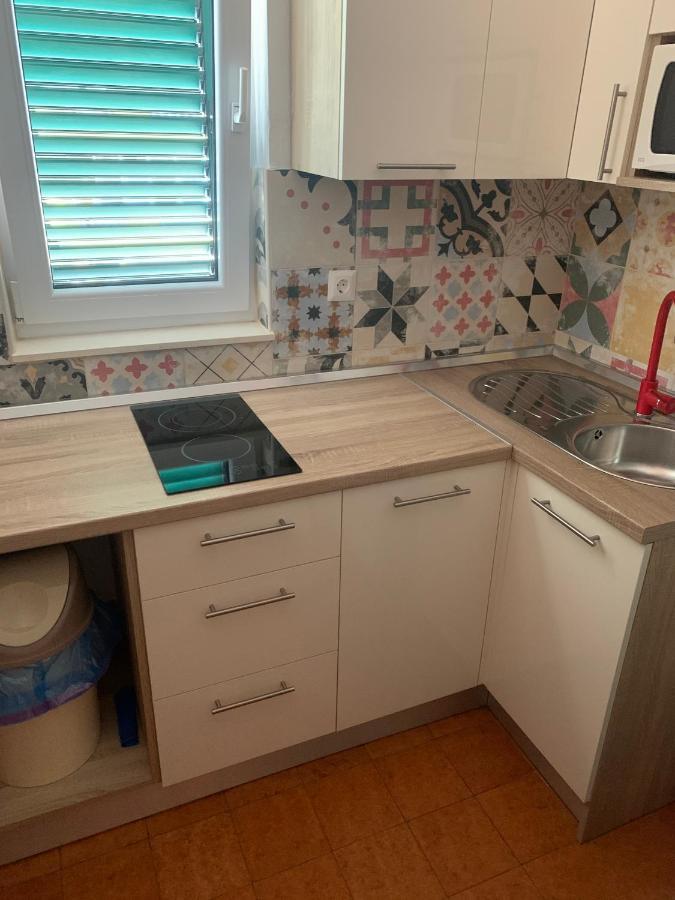 Apartmani Adriatic Ana Novalja Eksteriør bilde