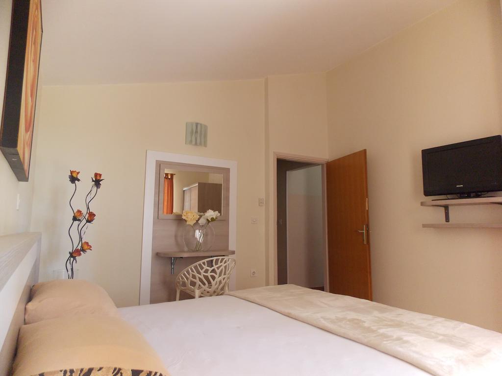 Apartmani Adriatic Ana Novalja Eksteriør bilde