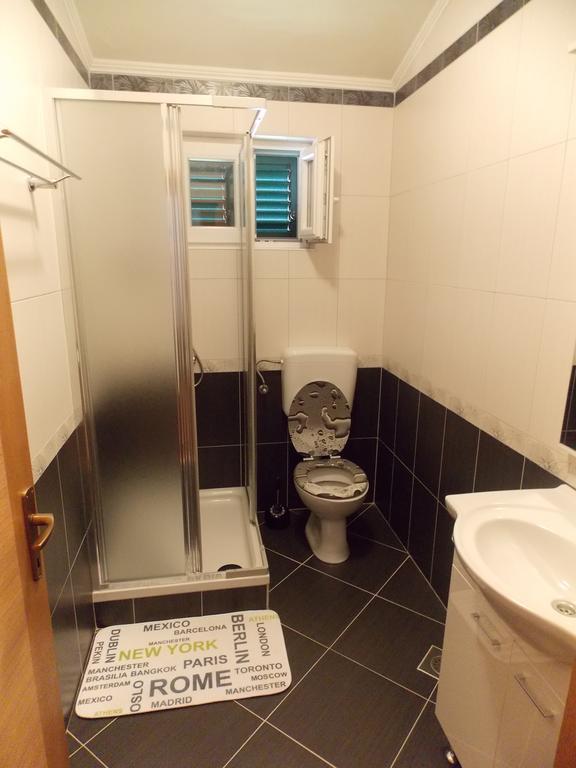 Apartmani Adriatic Ana Novalja Eksteriør bilde