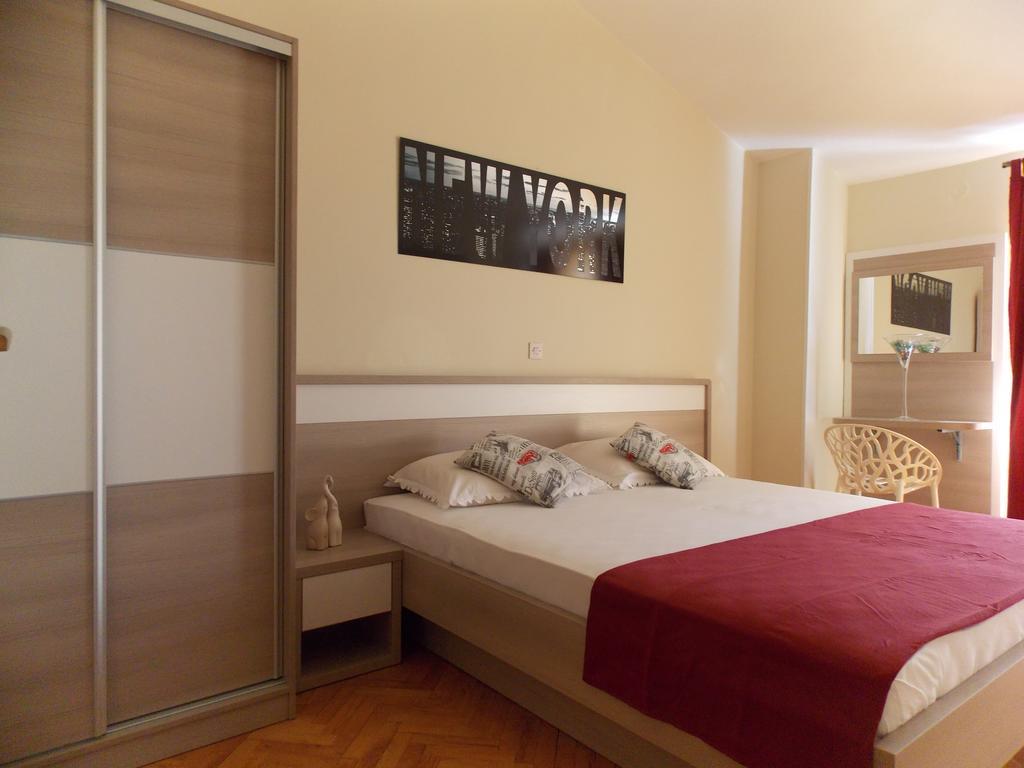 Apartmani Adriatic Ana Novalja Eksteriør bilde