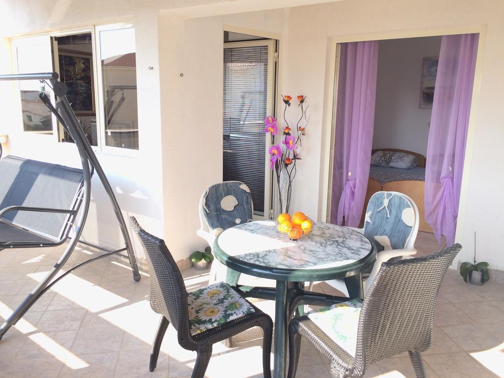 Apartmani Adriatic Ana Novalja Eksteriør bilde