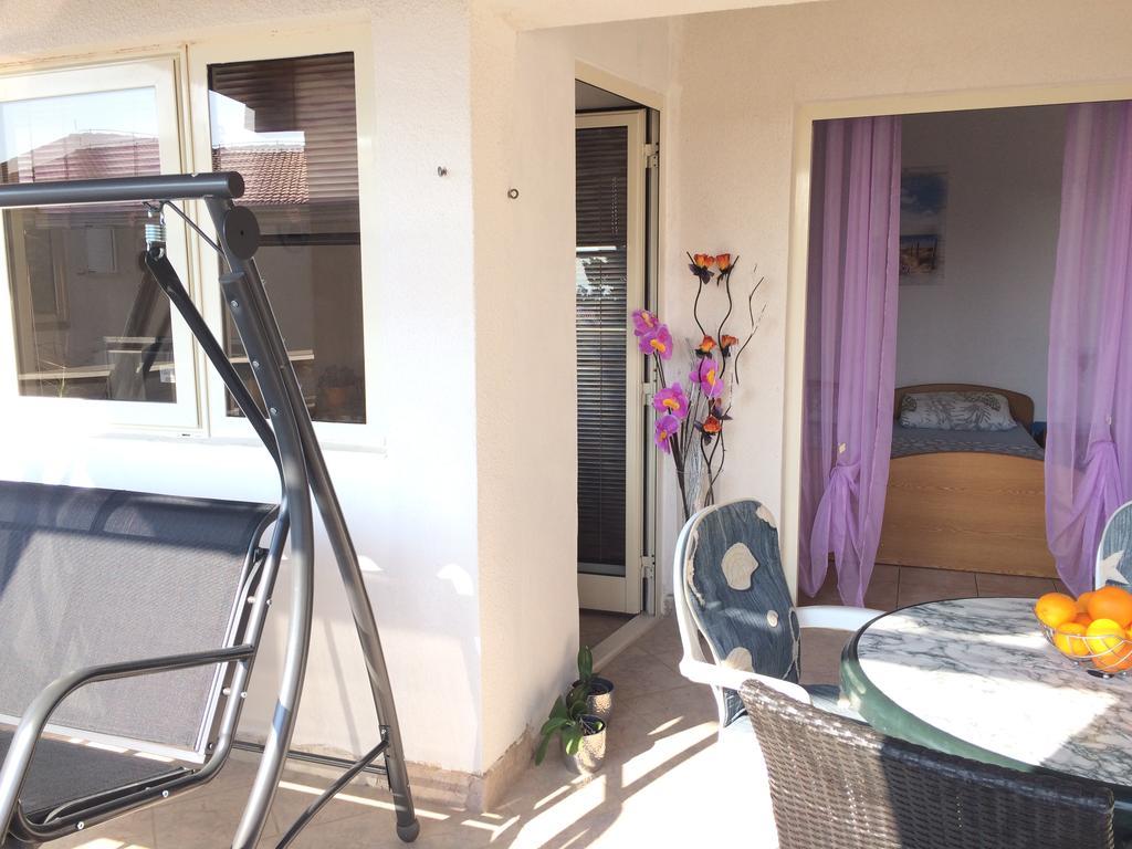 Apartmani Adriatic Ana Novalja Eksteriør bilde