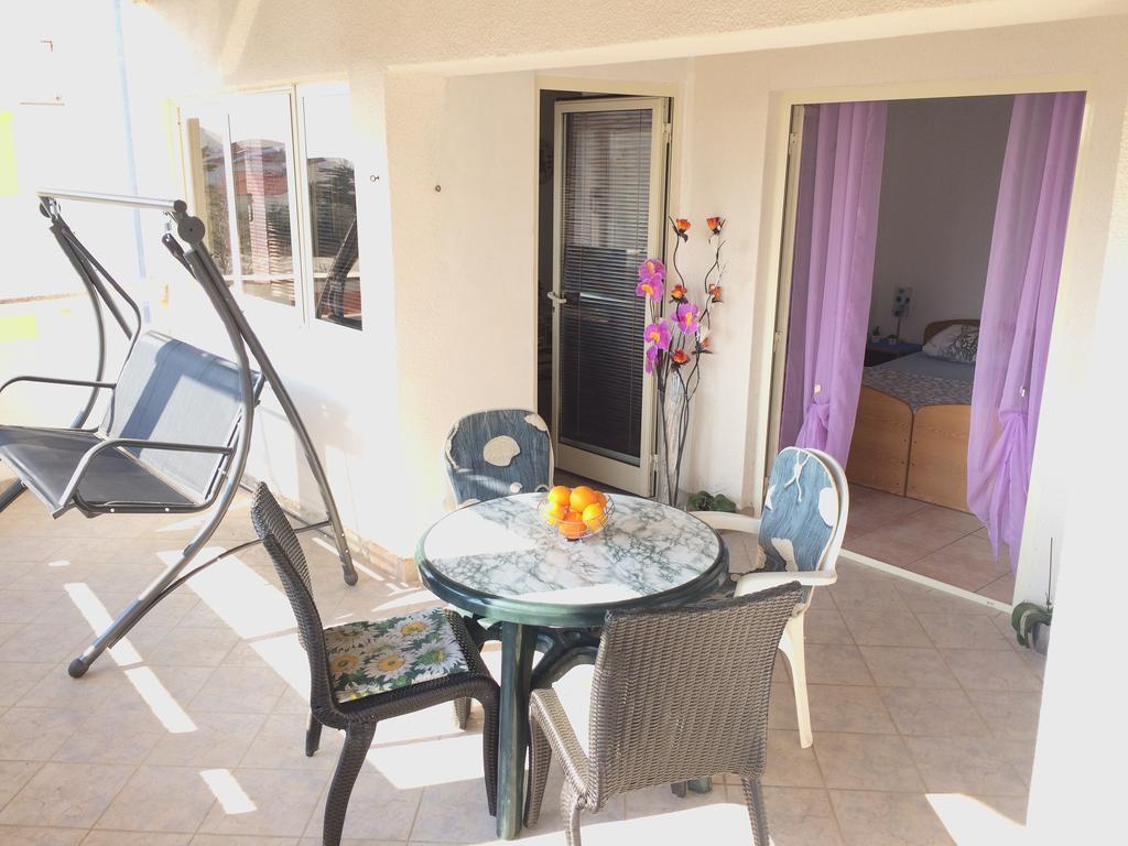 Apartmani Adriatic Ana Novalja Eksteriør bilde