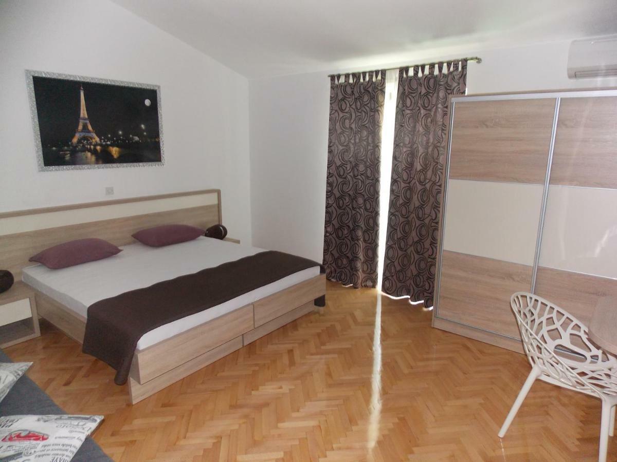 Apartmani Adriatic Ana Novalja Eksteriør bilde
