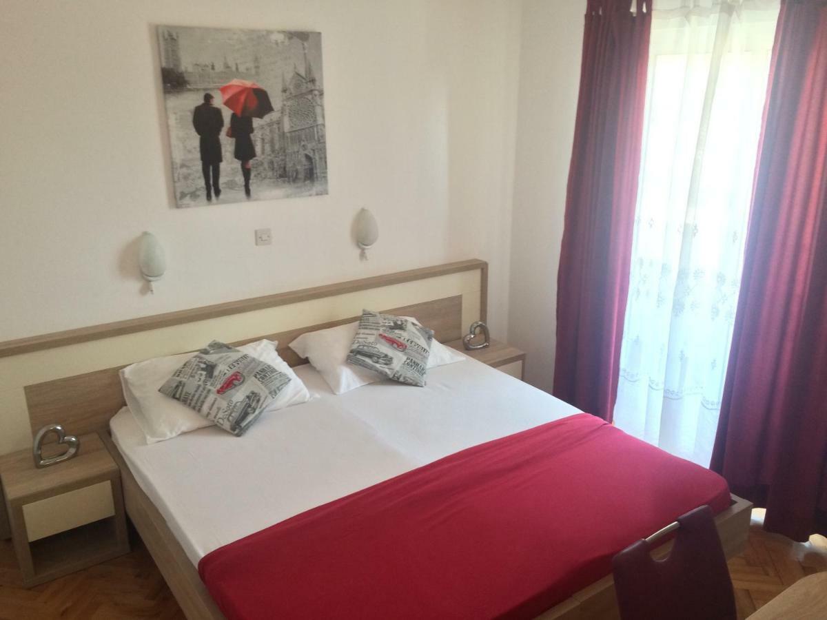 Apartmani Adriatic Ana Novalja Eksteriør bilde
