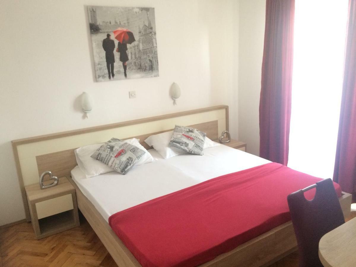 Apartmani Adriatic Ana Novalja Eksteriør bilde